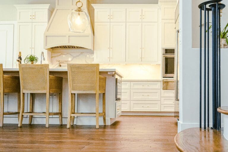 Light kitchen island with woven stools